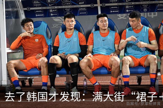 去了韩国才发现：满大街“裙子＋帽子”穿搭，洋气时髦还不压身高